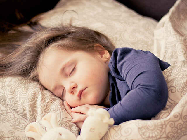 子どもが週末遅くまで寝ているのは病気のサインなの？